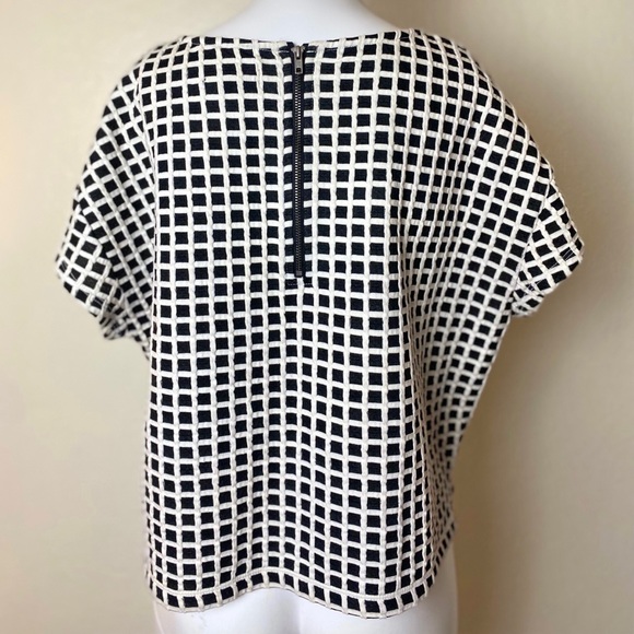 Worthington Cropped Black and White Short Sleeve Top - Picture 2 of 2